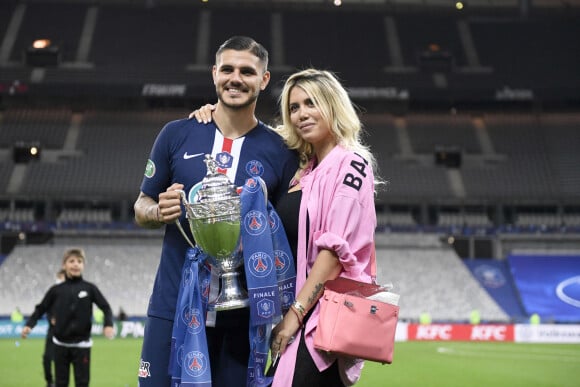 Mauro Icardi - Wanda Nara - Le Paris Saint Germain remporte la Coupe de France face à l'AS Saint Etienne au Stade de France à Saint-Denis le 24 juillet 2020. © Federico Pestellini/Panoramic/Bestimage