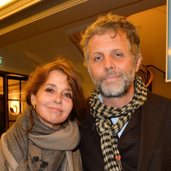 Sur Instagram, l'heureux papa a partagé une rare photographie avec Manon et Eva.
Stéphane Guillon et sa femme Muriel Cousin - Générale de la pièce "L'heureux élu" au Théâtre de la Madeleine à Paris le 24 octobre 2016. © Coadic Guirec/Bestimage