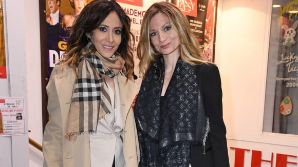 Fabienne Carat chicissime avec sa soeur Carole pour une sortie au théâtre avec Tonya Kinzinger