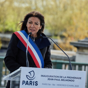 Anne Hidalgo - Inauguration de la Promenade Jean-Paul Belmondo au terre-plein central du pont de Bir-Hakeim à Paris, le 12 avril 2023. © Cyril Moreau/Bestimage