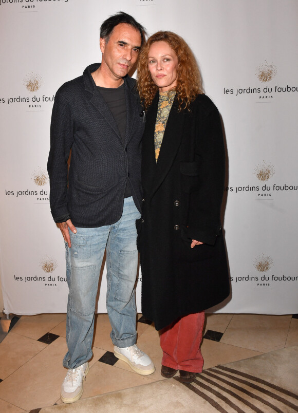 Vanessa Paradis et son mari Samuel Benchetrit lors de l'anniversaire (trois ans) de l'hôtel Les Jardins du Faubourg à Paris le 9 juin 2022. © Veeren / Bestimage