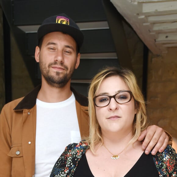 Marilou Berry et son compagnon Alexis (Le Diamantaire artiste street art) - Soirée de lancement de l'appareil photo Instax SQ6 de Fujifilm à l'Instax Square House à Paris le 24 mai 2018. La collection Instax s'est invitée dans l'univers du quotidien et l'appareil est proposé en trois déclinaisons; Le " Pearl White ", classique et distingué, " Blush Gold " pour une chaleureuse touche La collection Instax s'est invitée dans l'univers du quotidien et l'appareil est proposé en trois déclinaisons; Le " Pearl White ", classique et distingué, " Blush Gold " pour une chaleureuse touche d'élégance et le " Graphite Gray " pour une sensation de fraîcheur et de calme. © Giancarlo Gorassini/Bestimage