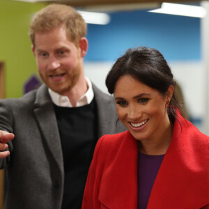 Le prince Harry et Meghan Markle, enceinte, regardent une performances des jeunes du centre Wirral Youth Zone lors d'une visite à Birkenhead le 14 janvier 2019. 