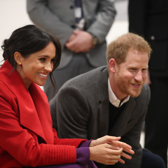 Le prince Harry et Meghan Markle, enceinte, regardent une performances des jeunes du centre Wirral Youth Zone lors d'une visite à Birkenhead le 14 janvier 2019. 