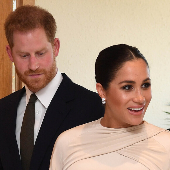 Le prince Harry, duc de Sussex, et Meghan Markle, duchesse de Sussex, enceinte assistent à une réception organisée par l'ambassadeur britannique au Maroc, Thomas Reilly, à la résidence britannique de Rabat, le 24 février 2019, dans le cadre de leur voyage officiel au Maroc. 