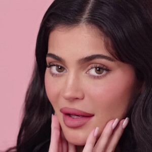 Kylie Jenner présente son nouveau mascara "Kylash".