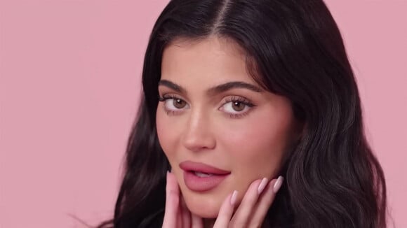 Kylie Jenner présente son nouveau mascara "Kylash".