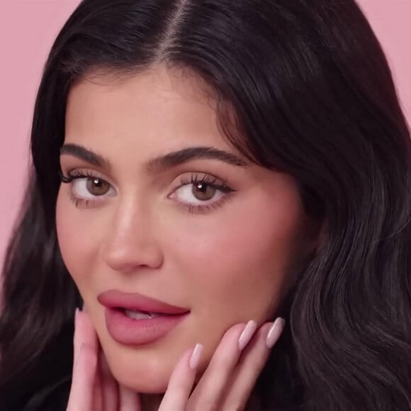 Kylie Jenner présente son nouveau mascara "Kylash".
