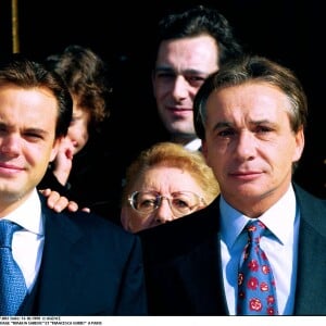 "Quand mon fils Romain s'est marié, j'ai appris qu'il était avec sa femme depuis sept ans. Je ne le savais pas." 
Mariage de Romain Sardou et Francesca Gobbi à Paris le 14 octobre 1999