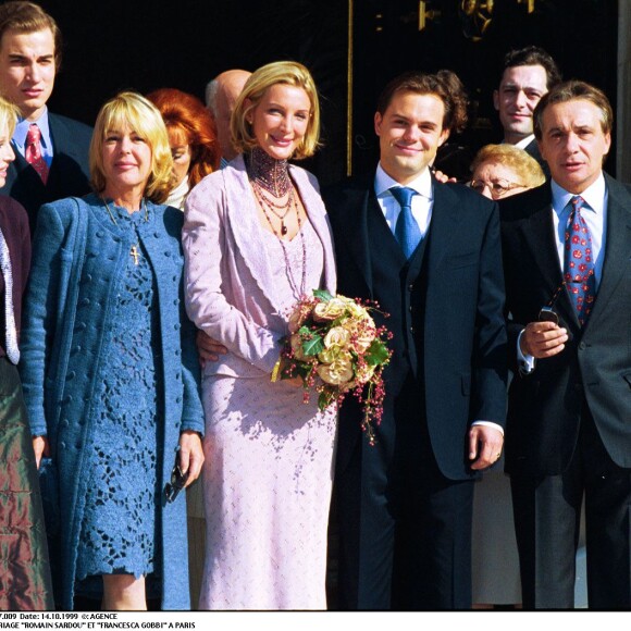 A l'époque, Romain Sardou disait 'oui' à Francesca Gobbi, la mère de ses 3 enfants
Mariage de Romain Sardou et Francesca Gobbi à Paris le 14 octobre 1999