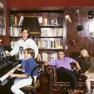 Archives - En France, à Paris, rendez-vous avec Michel Sardou, à son domicile, avec ses 2 fils, Romain, 13 ans et Davy, 9 ans, dans le salon, avec sa femme Babette. Novembre 1987 © Michel Marizy via Bestimage