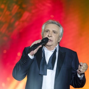 Pour preuve en mars dernier, Michel Sardou avait confié à "Paris Match" qu'il ignorait un détail important du mariage de son fils en 1999
Exclusif - Michel Sardou en concert à la Seine Musicale, jusqu'au 7 janvier 2018 et les 14 et 15 mars, pour sa dernière tournée "La dernière danse" à Boulogne-Billancourt. Le 26 décembre 2017. La tournée se poursuivra en France jusqu'à fin mars 2018, et se terminera avec deux ultimes représentations les 23 et 24 mars à la Seine Musicale © Pierre Perusseau / Bestimage 