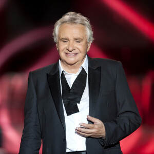 Exclusif - Michel Sardou - Enregistrement de l'émission "Dernier Show" de Michel Sardou, qui sera diffusée le 21 octobre en prime time sur France 2, au Palais des Sports à Paris. Le 12 septembre 2017 Après 50 ans de carrière en tant que chanteur, Michel Sardou a décidé d'arrêter la chanson pour se consacrer au théâtre. Celui qui a vendu plus de 100 millions de disques, a accepté que France 2 lui dédie une émission spéciale qui sera son tout dernier show de variétés à la télévision, le samedi 21 octobre 2017 à 20h55. Sur la scène du Dôme de Paris (Palais des sports), Michel Sardou co-présentera ce dernier show avec Stéphane Bern et recevra de nombreux artistes pour reprendre en live avec lui ses plus grands succès, accompagnés d'un grand orchestre de 30 musiciens. © Pierre Perusseau / Bestimage 