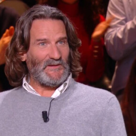 Frédéric Beigbeder était dans "Quelle époque !" le 15 avril 2023, sur France 2, pour la promotion de son livre "Confessions d'un hétérosexuel légèrement dépassé".
