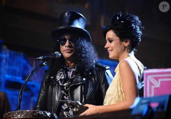 Les NME Awards 2010, qui se sont déroulés le 24 février à Londres, ont notamment récompensé Lily Allen, ici avec Slash