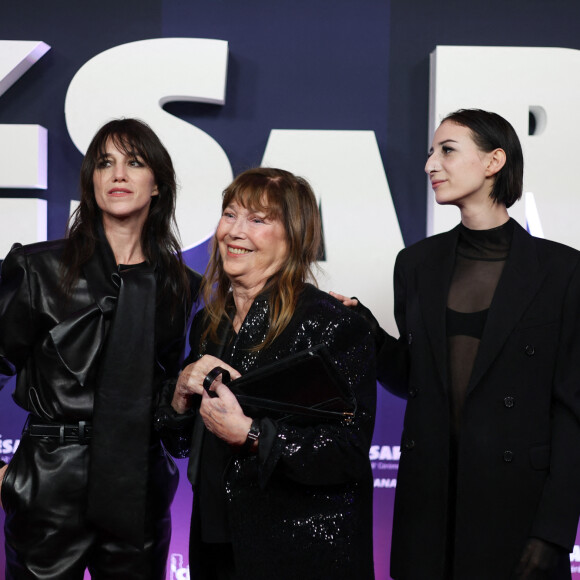 Jane Birkin avec Charlotte Gainsbourg et sa fille Alice Attal au photocall de la 48ème cérémonie des César à l'Olympia à Paris le 24 février 2023 © Dominique Jacovides / Olivier Borde / Bestimage 