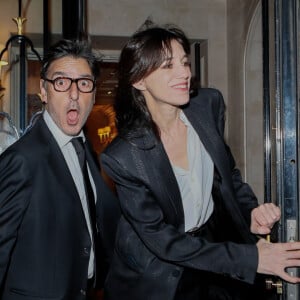 Yvan Attal et sa compagne Charlotte Gainsbourg - Arrivées à la 10ème édition du "Global Gift Gala 2022" au Four Seasons Hotel George V à Paris le 19 novembre 2022. © Christophe Clovis / Bestimage 