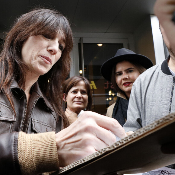 Charlotte Gainsbourg signe des autographes lors du Festival du Film de Zurich 2022, le 26 septembre 2022. © Future-Image via Zuma Press/Bestimage