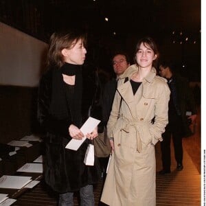 Kate Barry et Charlotte Gainsbourg - People au défilé Chanel Collections Haute-Couture printemps-été le 18 janvier 2000