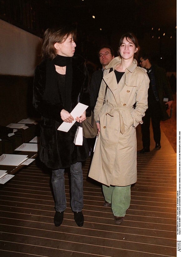 Kate Barry et Charlotte Gainsbourg - People au défilé Chanel Collections Haute-Couture printemps-été le 18 janvier 2000