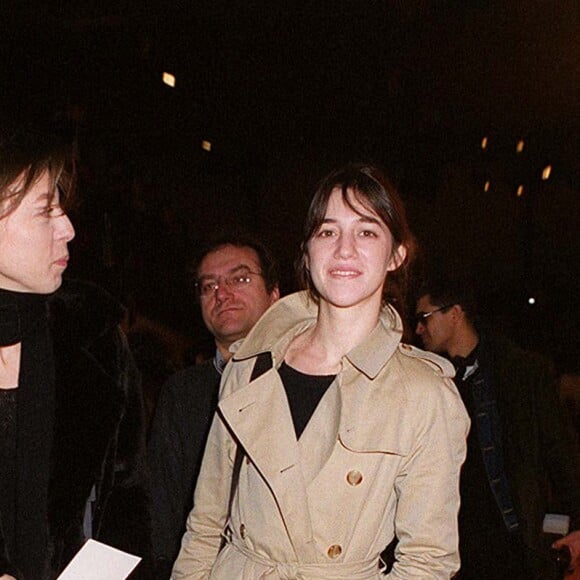 Kate Barry et Charlotte Gainsbourg - People au défilé Chanel Collections Haute-Couture printemps-été le 18 janvier 2000