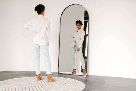 Un miroir sur pied pour agrandir l'espace et apporter design à votre pièce !