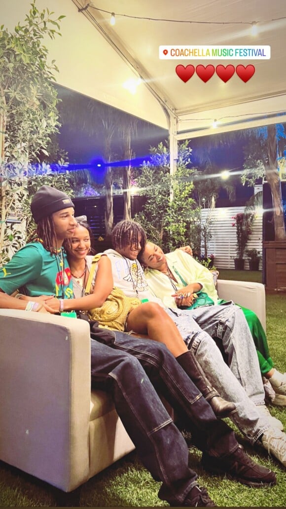 Selly, Sabah, Tidiane, Alhadji ont pris la pose sur un canapé, enlacés les uns avec les autres 
Les enfants d'Omar Sy tous réunis au festival Coachella