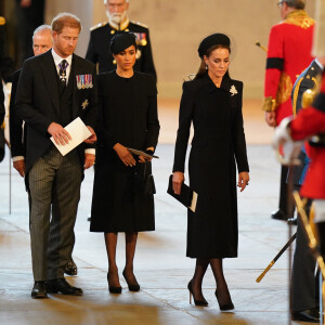 Kate Middleton avait été particulièrement bouleversée lors de la procession dédiée à la reine. 
Peter Phillips, le prince Harry, duc de Sussex, Meghan Markle, duchesse de Sussex, Kate Catherine Middleton, princesse de Galles - Intérieur - Procession cérémonielle du cercueil de la reine Elisabeth II du palais de Buckingham à Westminster Hall à Londres. Le 14 septembre 2022 