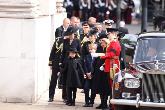 Kate Catherine Middleton, princesse de Galles, la princesse Charlotte et le prince George, la reine consort Camilla Parker Bowles - Procession du cercueil de la reine Elizabeth II d'Angleterre de l'Abbaye de Westminster à Wellington Arch à Hyde Park Corner 