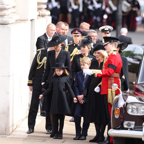 Kate Catherine Middleton, princesse de Galles, la princesse Charlotte et le prince George, la reine consort Camilla Parker Bowles - Procession du cercueil de la reine Elizabeth II d'Angleterre de l'Abbaye de Westminster à Wellington Arch à Hyde Park Corner 