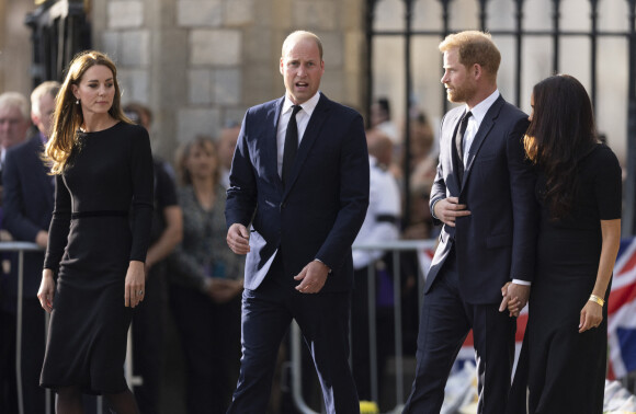 Le prince de Galles William, la princesse de Galles Kate Catherine Middleton, le prince Harry, duc de Sussex, Meghan Markle, duchesse de Sussex à la rencontre de la foule devant le château de Windsor, suite au décès de la reine Elisabeth II d'Angleterre. Le 10 septembre 2022 