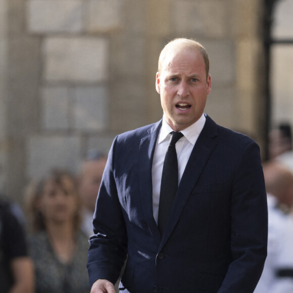 Le prince de Galles William, la princesse de Galles Kate Catherine Middleton, le prince Harry, duc de Sussex, Meghan Markle, duchesse de Sussex à la rencontre de la foule devant le château de Windsor, suite au décès de la reine Elisabeth II d'Angleterre. Le 10 septembre 2022 