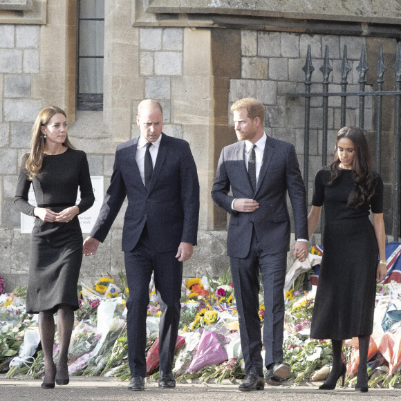 Le prince de Galles William, la princesse de Galles Kate Catherine Middleton, le prince Harry, duc de Sussex, Meghan Markle, duchesse de Sussex à la rencontre de la foule devant le château de Windsor, suite au décès de la reine Elisabeth II d'Angleterre. Le 10 septembre 2022 