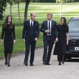 Et cette scène de rassemblement entre les deux belles soeurs aurait été un "effort insoutenable" selon elle.
Le prince de Galles William, la princesse de Galles Kate Catherine Middleton, le prince Harry, duc de Sussex, Meghan Markle, duchesse de Sussex à la rencontre de la foule devant le château de Windsor, suite au décès de la reine Elisabeth II d'Angleterre. Le 10 septembre 2022 