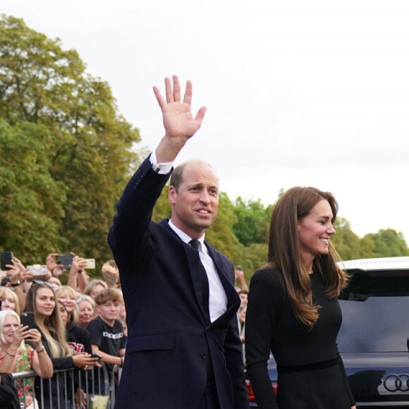 La princesse de Galles Kate Catherine Middleton, le prince de Galles William et le prince Harry, duc de Sussex et Meghan Markle, duchesse de Sussex à la rencontre de la foule devant le château de Windsor, suite au décès de la reine Elisabeth II d'Angleterre. Le 10 septembre 2022 