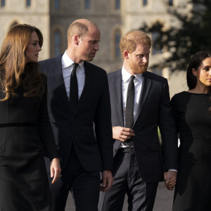 La princesse de Galles Kate Catherine Middleton, le prince de Galles William et le prince Harry, duc de Sussex et Meghan Markle, duchesse de Sussex à la rencontre de la foule devant le château de Windsor, suite au décès de la reine Elisabeth II d'Angleterre. Le 10 septembre 2022 