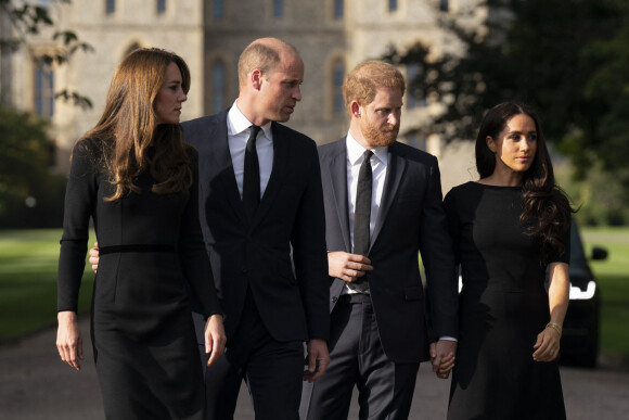 La princesse de Galles Kate Catherine Middleton, le prince de Galles William et le prince Harry, duc de Sussex et Meghan Markle, duchesse de Sussex à la rencontre de la foule devant le château de Windsor, suite au décès de la reine Elisabeth II d'Angleterre. Le 10 septembre 2022 