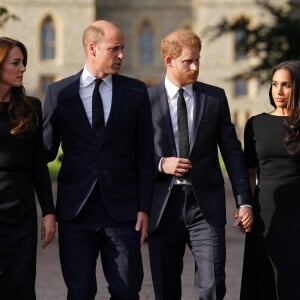 La princesse de Galles Kate Catherine Middleton, le prince de Galles William et le prince Harry, duc de Sussex et Meghan Markle, duchesse de Sussex à la rencontre de la foule devant le château de Windsor, suite au décès de la reine Elisabeth II d'Angleterre. Le 10 septembre 2022 