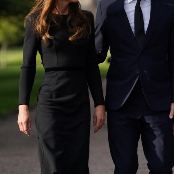 La princesse de Galles Kate Catherine Middleton, le prince de Galles William et le prince Harry, duc de Sussex et Meghan Markle, duchesse de Sussex à la rencontre de la foule devant le château de Windsor, suite au décès de la reine Elisabeth II d'Angleterre. Le 10 septembre 2022 