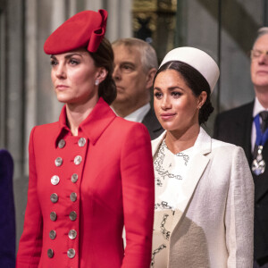 Kate Middleton aurait été privée de faire ses adieux à Elizabeth II en raison de Meghan Markle.
Catherine Kate Middleton, duchesse de Cambridge, Meghan Markle, enceinte, duchesse de Sussex lors de la messe en l'honneur de la journée du Commonwealth à l'abbaye de Westminster à Londres. 