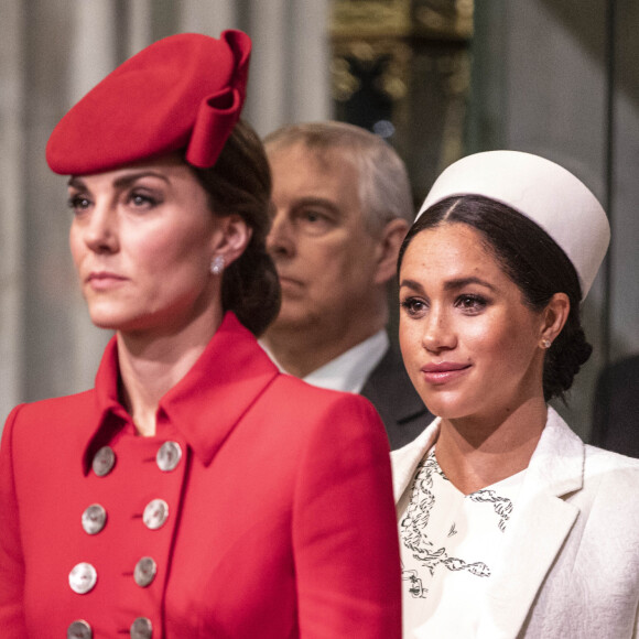 Kate Middleton aurait été privée de faire ses adieux à Elizabeth II en raison de Meghan Markle.
Catherine Kate Middleton, duchesse de Cambridge, Meghan Markle, enceinte, duchesse de Sussex lors de la messe en l'honneur de la journée du Commonwealth à l'abbaye de Westminster à Londres. 