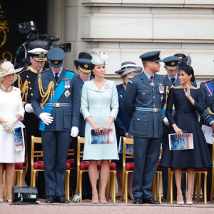 Camilla Parker Bowles, duchesse de Cornouailles, le prince William, duc de Cambridge, Kate Catherine Middleton, duchesse de Cambridge, le prince Harry, duc de Sussex, Meghan Markle, duchesse de Sussex (habillée en Dior Haute Couture par Maria Grazia Chiuri) - La famille royale d'Angleterre lors de la parade aérienne de la RAF pour le centième anniversaire au palais de Buckingham à Londres. Le 10 juillet 2018 