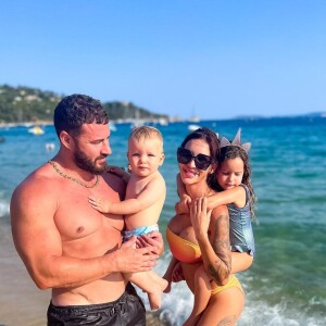 Julia Paredes, Maxime Parisi et leurs enfants Luna et Vittorio à la plage