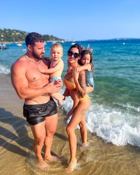 Julia Paredes, Maxime Parisi et leurs enfants Luna et Vittorio à la plage