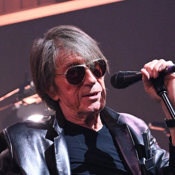 Jacques Dutronc et Thomas Dutronc en showcase de leur tournée "Dutronc & Dutronc" au Centre Evénementiel de Courbevoie le 11 avril 2022. Jacques et Thomas Dutronc se rejoignent sur scène pour une tournée unique ! Père et fils, monstres sacrés de la scène française, vous donnent rendez-vous pour des concerts exceptionnels sous le signe du partage et de la complicité. Deux artistes hors du commun à retrouver sur les routes de France. © Coadic Guirec/Bestimage