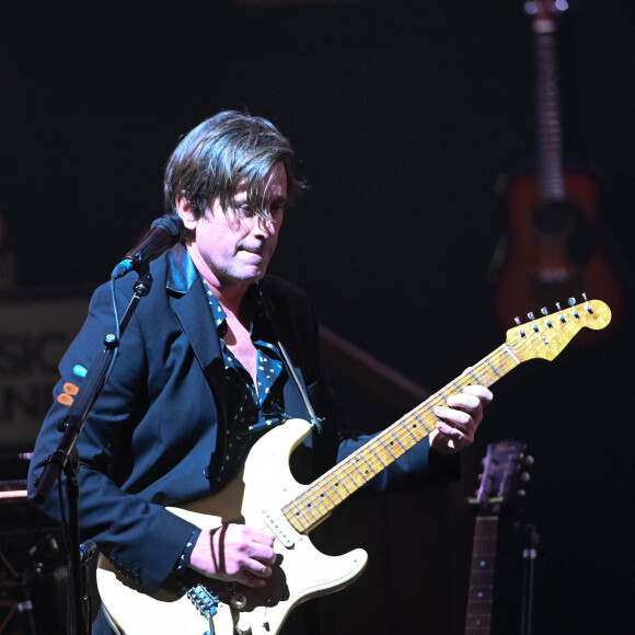 Jacques Dutronc et Thomas Dutronc en showcase de leur tournée "Dutronc & Dutronc" au Centre Evénementiel de Courbevoie le 11 avril 2022. Jacques et Thomas Dutronc se rejoignent sur scène pour une tournée unique ! Père et fils, monstres sacrés de la scène française, vous donnent rendez-vous pour des concerts exceptionnels sous le signe du partage et de la complicité. Deux artistes hors du commun à retrouver sur les routes de France. © Coadic Guirec/Bestimage