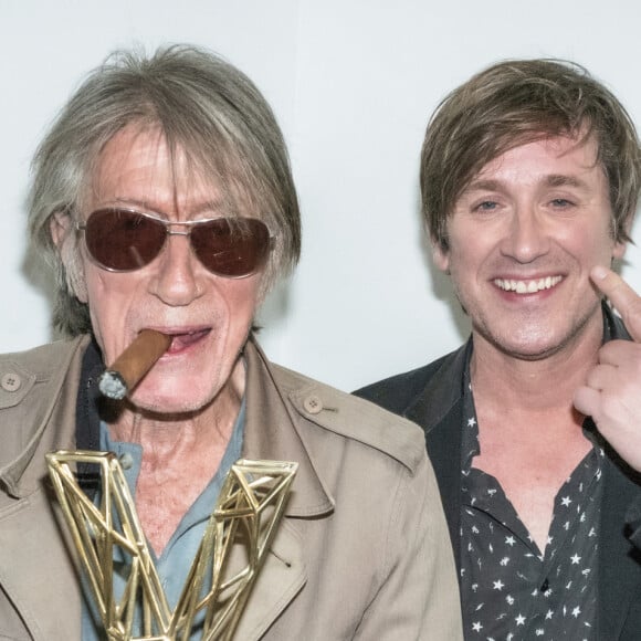 Thomas Dutronc a signé la préface d'un livre sur son père et livré différentes anecdotes. 
Exclusif - Jacques Dutronc (Victoire d'honneur) avec son fils Thomas Dutronc en backstage lors la 37ème cérémonie des Victoires de la musique à la Seine musicale de Boulogne-Billancourt. © Cyril Moreau / Tiziano Da Silva / Bestimage 