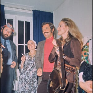 Archives - Philippe Noiret, sa femme Monique Chaumette, Jean-Paul Belmondo et Ursula Andress - Première du film "Les intrus" à Paris. 1972.