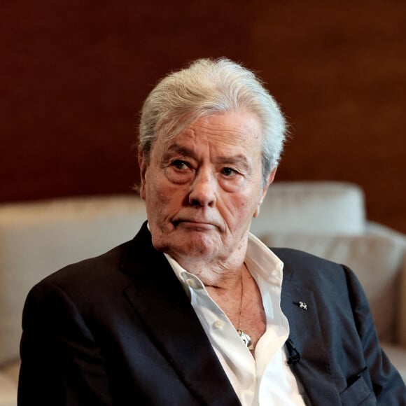 Exclusif - Alain Delon lors d'un tournage avec Cyril.Viguier sur la terrasse du siège de Vivendi à Paris le 8 juillet 2022. © Dominique Jacovides / Bestimage 