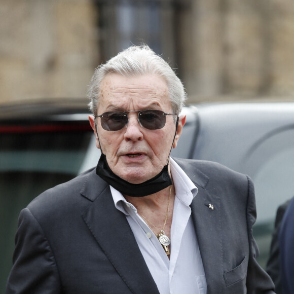 Alain Delon - Obsèques de Jean-Paul Belmondo en en l'église Saint-Germain-des-Prés, à Paris le 10 septembre 2021. © Cyril Moreau / Bestimage 